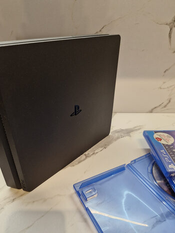 ps4 slim+ 2pultai+ 4žaidimai