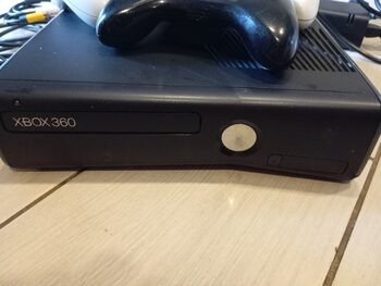 Xbox 360S + trys žaidimų pulteliai for sale