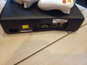 Get Xbox 360S + trys žaidimų pulteliai