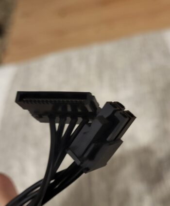 Sata female to 4pin adapteris