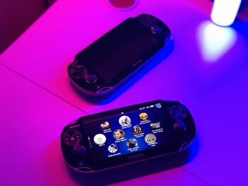 Parduodu 2x Ps Vita – viena veikia, kita dalimis