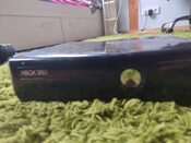 Xbox 360 su dviem pulteliais ir kinect kamera