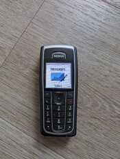 Nokia 6230 su automobiliniu įkrovikliu