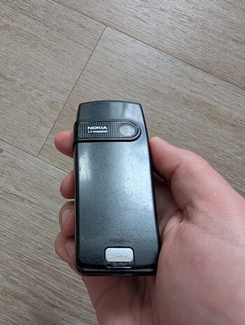 Nokia 6230 su automobiliniu įkrovikliu