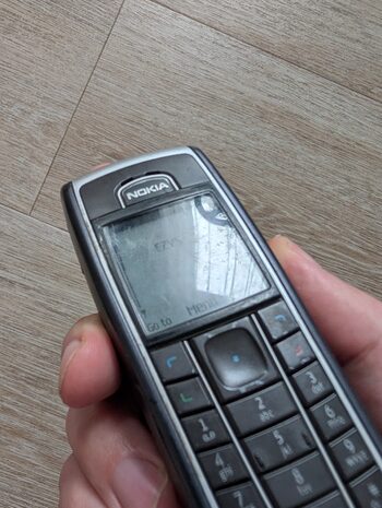 Nokia 6230 su automobiliniu įkrovikliu