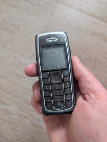 Nokia 6230 su automobiliniu įkrovikliu