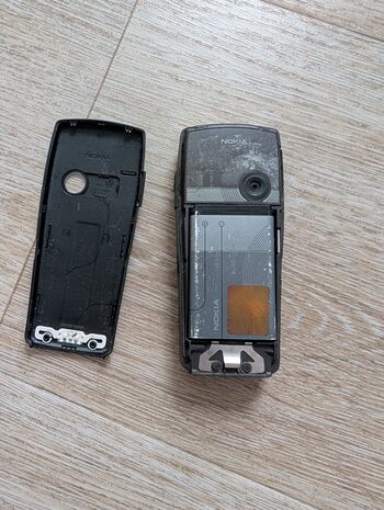 Nokia 6230 su automobiliniu įkrovikliu