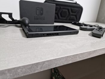 Nintendo Switch V2 su priedais 