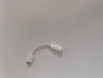 3.5mm Ausinių adapteris - baltos spalvos.