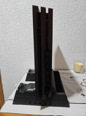 PlayStation 4 Pro con soporte (refrigerador) y 6 juegos