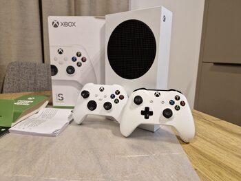 Xbox Series S + 2 pultai