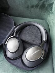 Bowers and Wilkins PX8