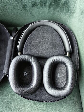 Bowers and Wilkins PX8