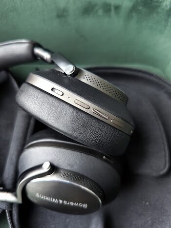 Bowers and Wilkins PX8