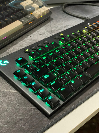 Logitech G815 LIGHTSYNC RGB Teclado Gaming Mecánico Alámbrico con teclas GL-Táctil de bajo perfil, 5 teclas G programables, Paso de USB, Controles Multimedia Dedicados, Disposición QWERTY ES - Rojo