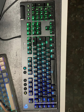 Get Logitech G815 LIGHTSYNC RGB Teclado Gaming Mecánico Alámbrico con teclas GL-Táctil de bajo perfil, 5 teclas G programables, Paso de USB, Controles Multimedia Dedicados, Disposición QWERTY ES - Rojo