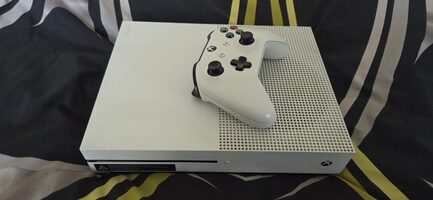 Xbox One S su pultėliu
