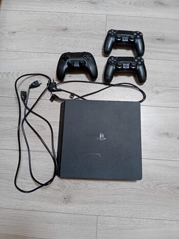 Playstation 4 slim 1tb talpos su paskyra ir 3 pulteliais.