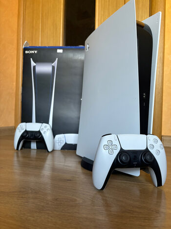 PlayStation 5 konsolė su 2 pulteliais