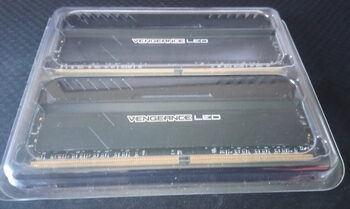Get Corsair Vengeance LED 16 GB (2 x 8 GB) DDR4-3200 Black / White PC RAM