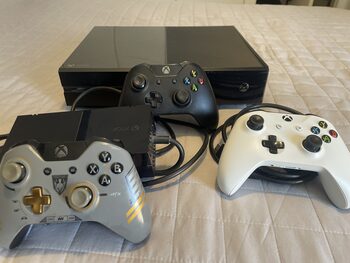 Xbox One Black 500GB + 3 Mandos XBox + GTA V