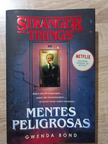 Stranger Things Mentes Peligrosas Libro + Funko POP 11