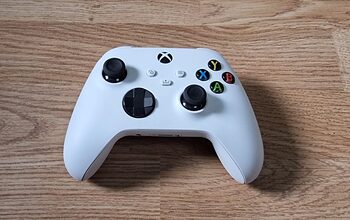 Xbox series baltas pultelis su dėžute