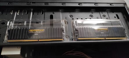 Corsair Vengeance LPX 16 GB (2 x 8 GB) DDR4-2400 Black / Yellow PC RAM