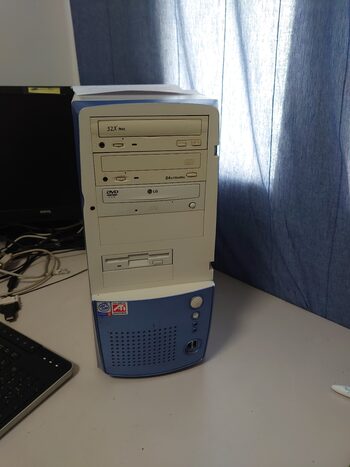 ordenador retro gaming clásico con Windows 98se y juegos 