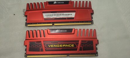 Corsair Vengeance 8 GB (2 x 4 GB) DDR3-1600 Black / Red PC RAM