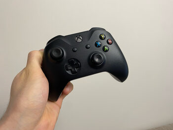 XBOX One Black Controller / pultelis (1)