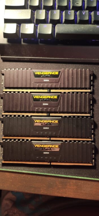 Corsair Vengeance LPX 16 GB (2 x 8 GB) DDR4-3200 Black / Yellow PC RAM