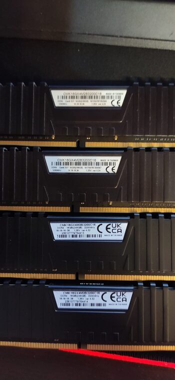 Corsair Vengeance LPX 16 GB (2 x 8 GB) DDR4-3200 Black / Yellow PC RAM