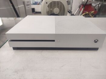 Xbox One S 1TB.