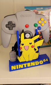 Expositor Mando N64 edición Picachu