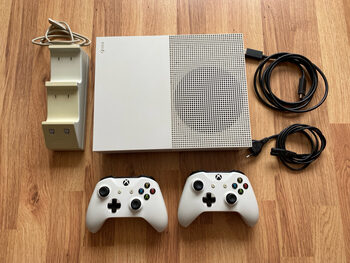 Xbox One S 1TB su 2 pultais