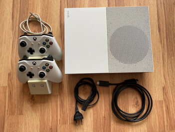Xbox One S 1TB su 2 pultais for sale