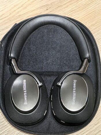 Bowers and Wilkins PX8