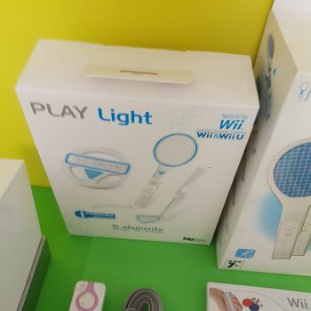 Pack Consola WII, Mando, WII Play y 2 Packs de Accesorios nuevos. for sale