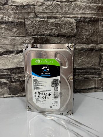 2x4TB Seagate SkyHawk, 240GB Kingston