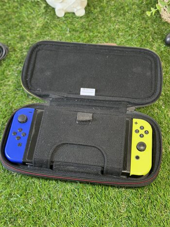 Nintendo Switch con accesorios y funda