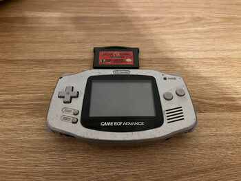 GameBoy Advance Silver konsolė su žaidimu