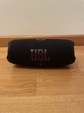 JBL charge 5 kolonele juoda