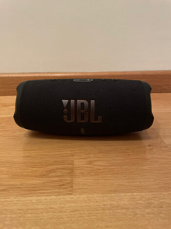 JBL charge 5 kolonele juoda