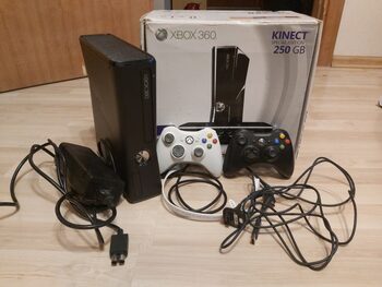 Xbox 360, 250GB, 4 pulteliai + 6 žaidimai