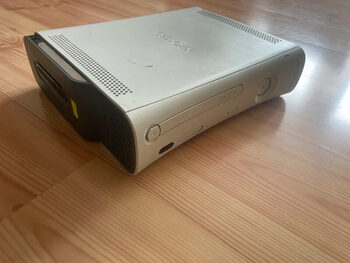Xbox 360 testuotas ir veikiantis be priedų. Kompaktus skaito. Su HDD.