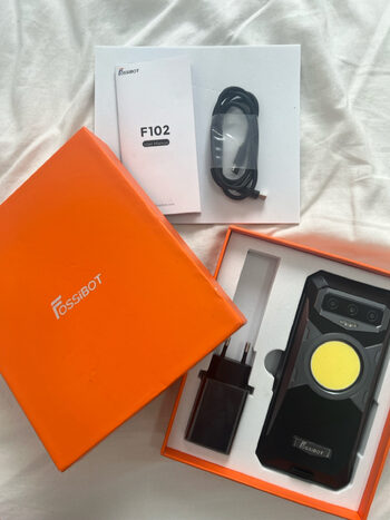  TELÉFONO FOSSIBOT F102 LINTERNA DE 495 LUMENS