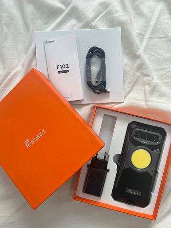  TELÉFONO FOSSIBOT F102 LINTERNA DE 495 LUMENS