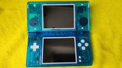 Atrištas skaidrus japoniškas Nintendo DSi su defektu