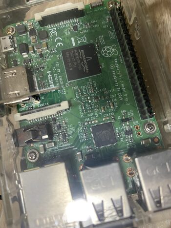 Raspberry Pi 3 1 GB RAM su ekranu